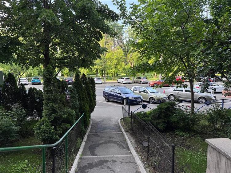 Apartament cu 4 camere decomandat în Tineretului