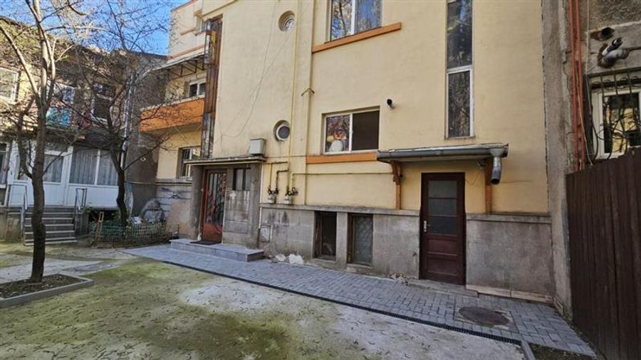Apartament cu 3 camere semidecomandat în Eminescu
