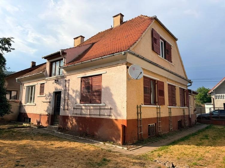 Casă individuală cu 5 camere cu Canalizare în Central