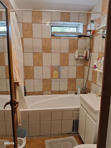 Apartament cu 3 camere semidecomandat în Calea Galați