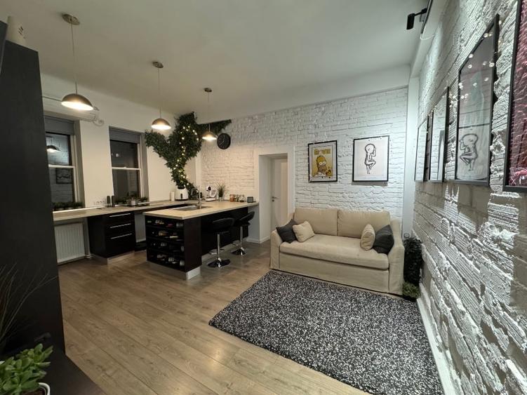 Apartament cu 2 camere semidecomandat, mobilat în P-ța Romană