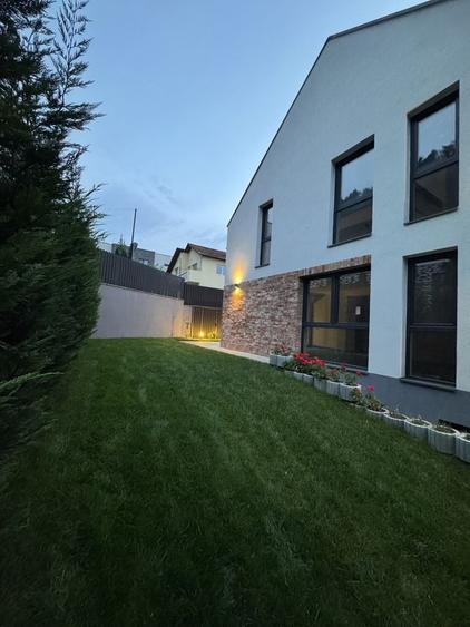 Casă cu 4 camere cu Teren 300 Mp în Florești