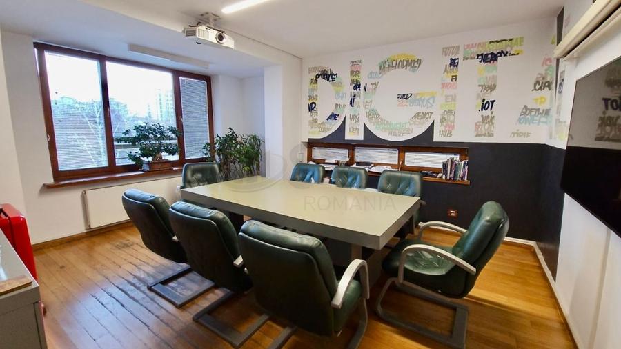 Apartament cu 6 camere semidecomandat în Dorobanți