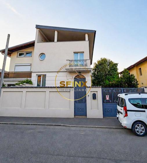 Casă cu 11 camere cu Canalizare în Drumul Sării