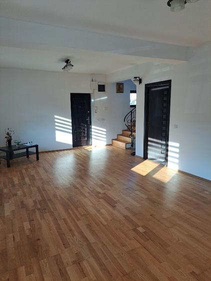 Casă individuală cu 4 camere cu Teren 300 Mp în Central