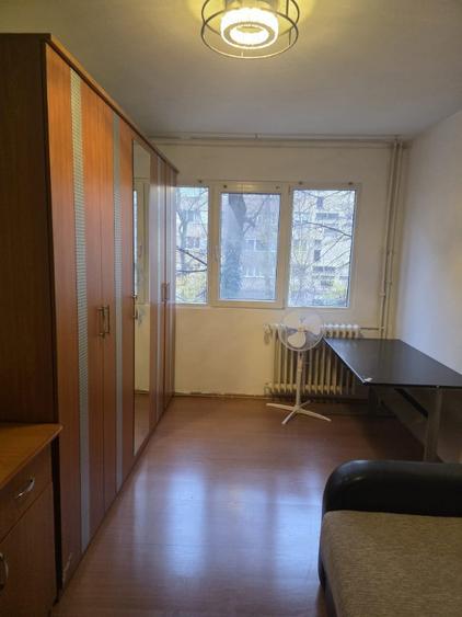 Apartament cu 4 camere decomandat în Apusului