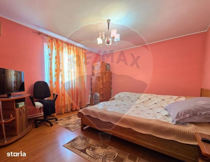 Casă cu 4 camere cu Teren 3405 Mp în Suraia