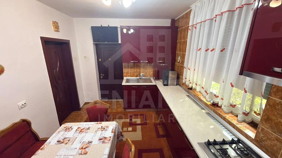 Casă cu 8 camere cu Teren 741 Mp în Central