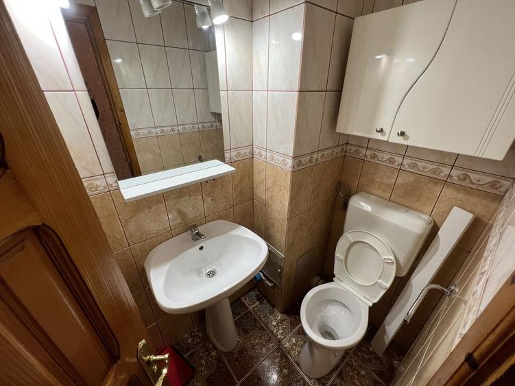 Apartament cu 3 camere decomandat, mobilat în Casa de Cultură