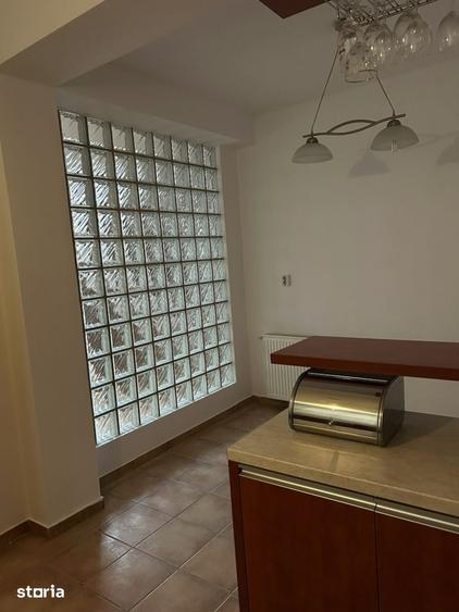Casă cu 8 camere cu Teren 250 Mp în Tei