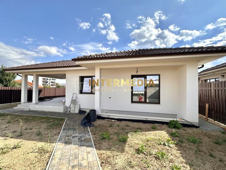 Casă individuală cu 4 camere cu Canalizare în Cetate