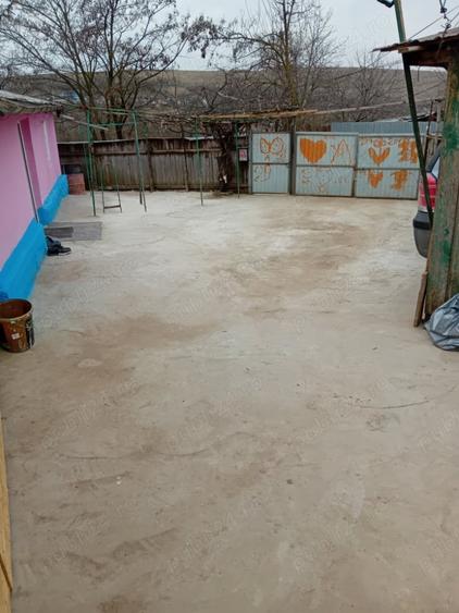 Casă cu 5 camere în Stoișești
