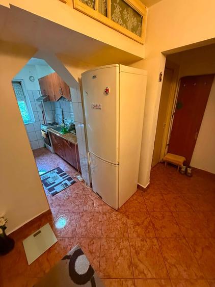 Apartament cu 4 camere semidecomandat în Rovine