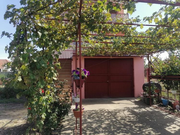 Casă individuală cu 8 camere cu Canalizare în Fratelia