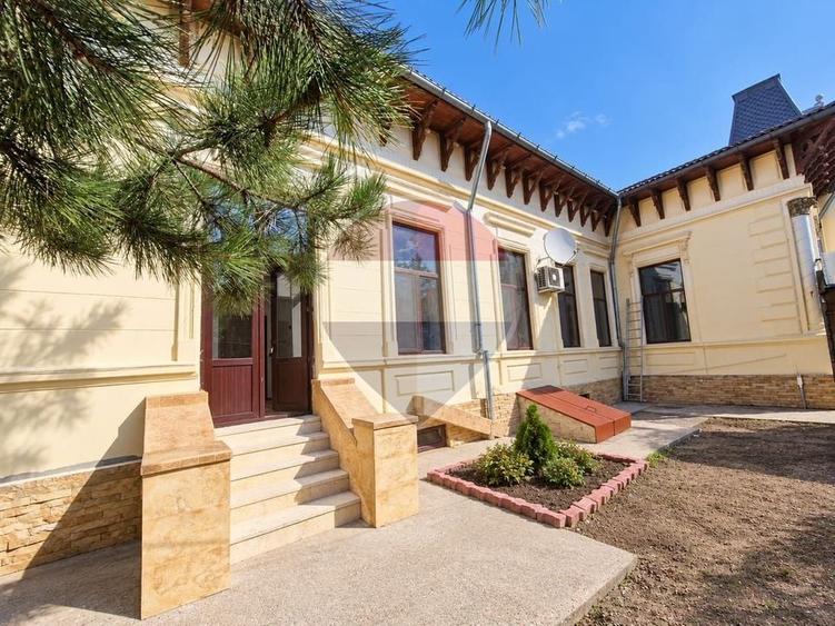 Casă individuală cu 8 camere cu Teren 543 Mp în Central