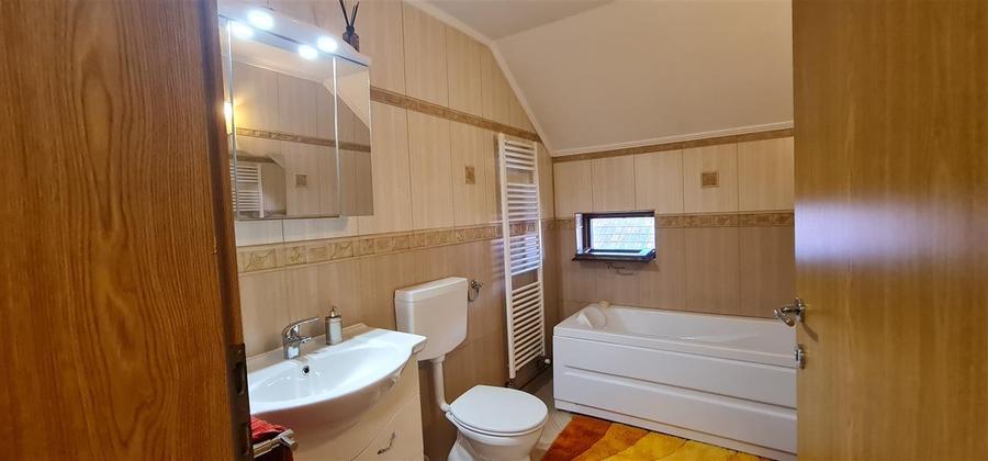 Casă individuală cu 5 camere cu Canalizare în Bujac