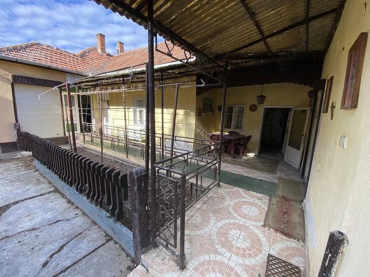 Casă cu 5 camere cu Teren 1353 Mp în Central