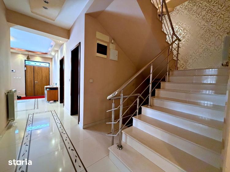 Casă cu 8 camere cu Teren 471 Mp în Centrul Civic