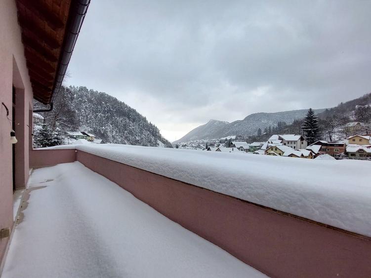 Penthouse cu 4 camere decomandat în Schei