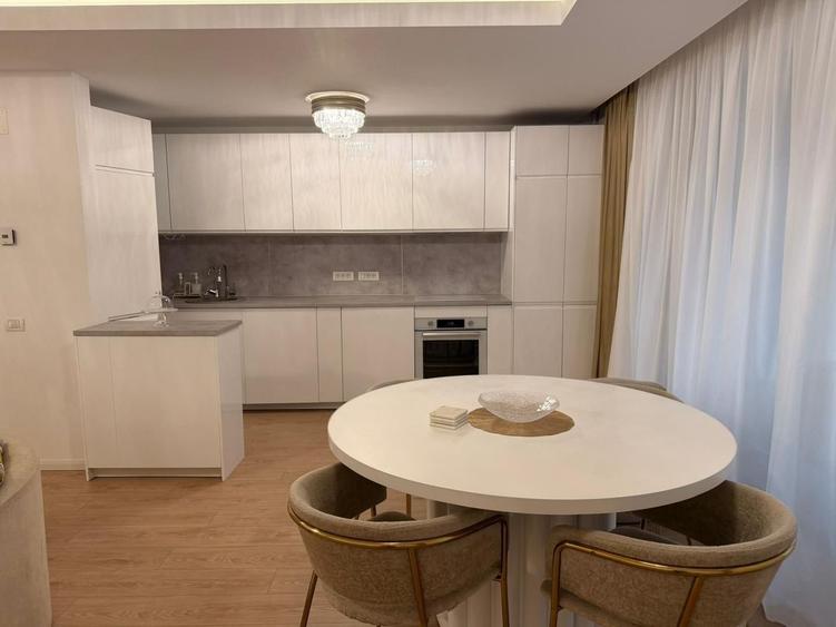 Apartament cu 4 camere decomandat, mobilat în Iancu Nicolae