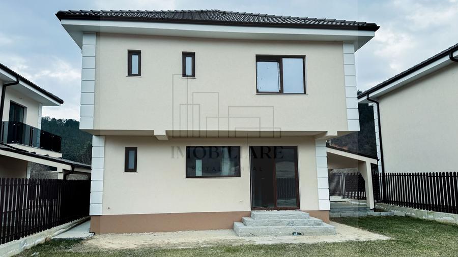 Casă individuală cu 4 camere cu Canalizare în Luna de Sus
