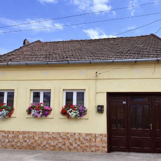 Casă individuală cu 4 camere cu Canalizare în Moldova Veche