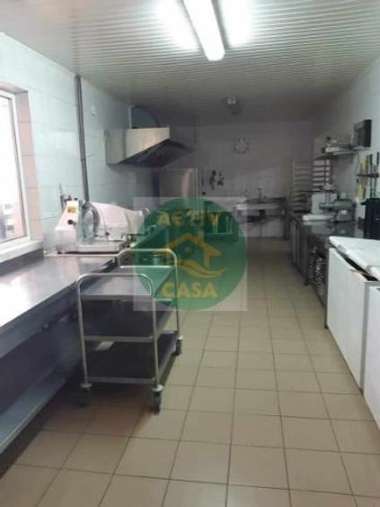 Spațiu comercial, de 2,000 mp, în Roman