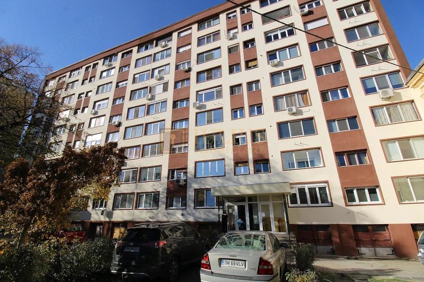 Apartament cu 3 camere semidecomandat, mobilat în Semicentral