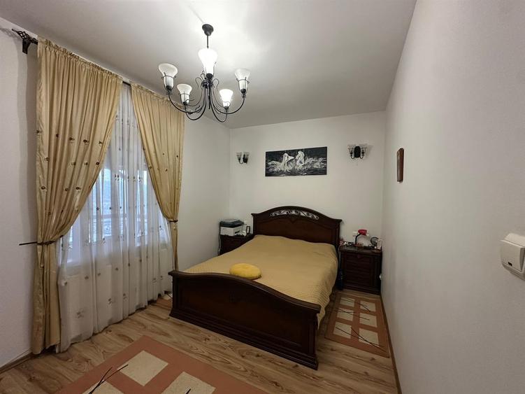 Casă cu 8 camere decomandat cu Teren 1000 Mp în Bucium