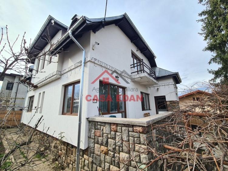 Casă individuală cu 7 camere cu Teren 304 Mp în Central