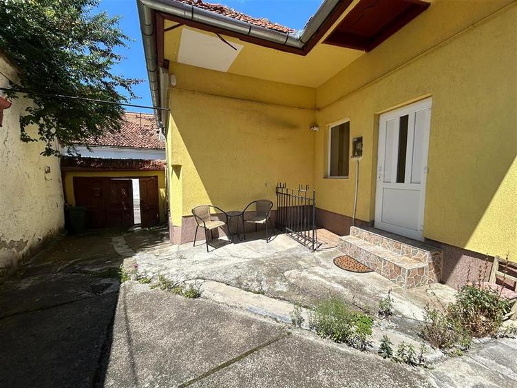 Casă individuală cu 2 camere cu Canalizare în Centrul Istoric