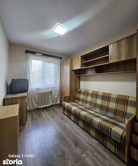 Apartament cu 3 camere semidecomandat în Nufărul