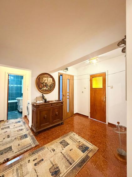 Apartament cu 3 camere decomandat, mobilat în Costin Georgian