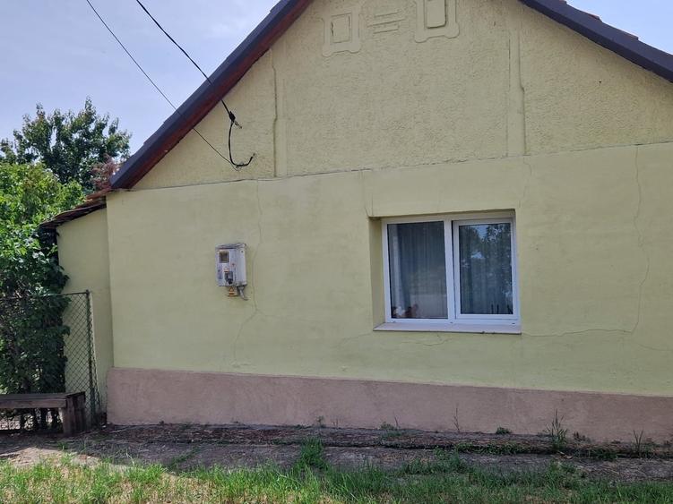 Casă cu 3 camere cu Teren 1000 Mp în Nuci