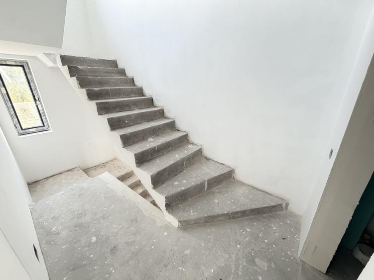 Duplex cu 4 camere cu Canalizare în Exterior Sud