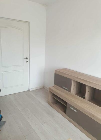 Apartament cu 4 camere decomandat în Micro 16