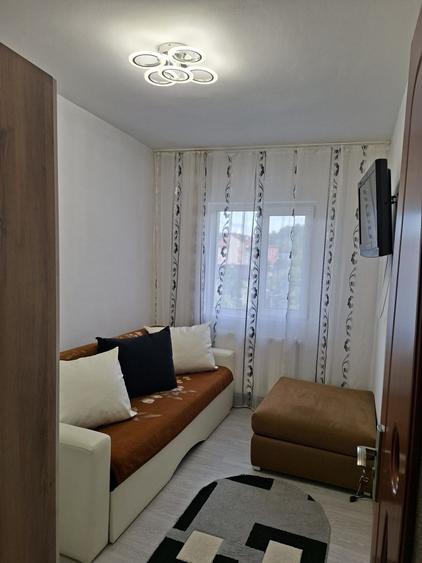 Apartament cu 3 camere decomandat în Petros