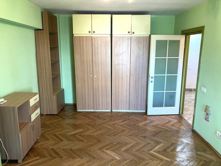 Apartament cu 4 camere decomandat în Victoriei