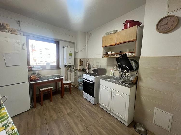 Apartament cu 2 camere semidecomandat în Pârneava