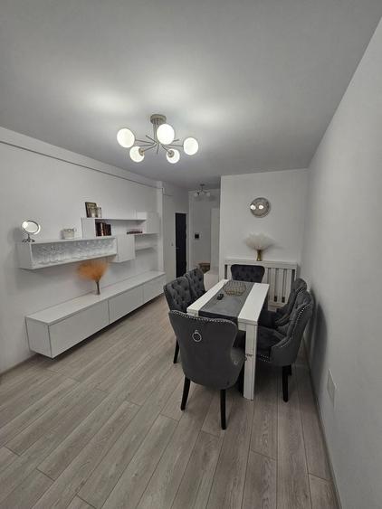 Apartament cu 3 camere semidecomandat în Valea Adâncă