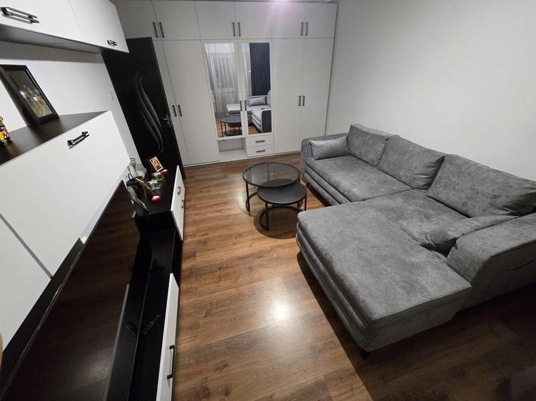 Apartament cu 3 camere decomandat în Exterior Vest