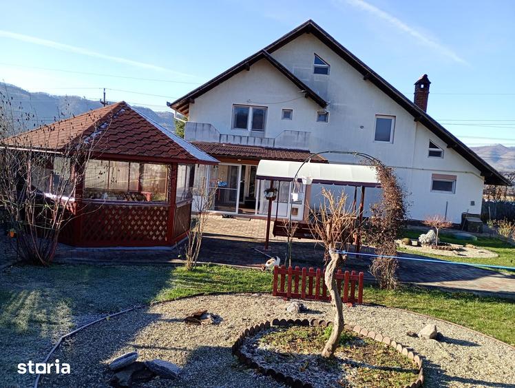 Casă cu 4 camere cu Teren 1042 Mp în Central