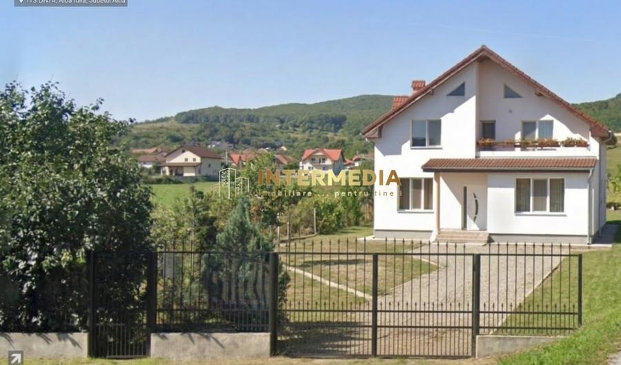 Casă individuală cu 5 camere cu Canalizare în Cetate