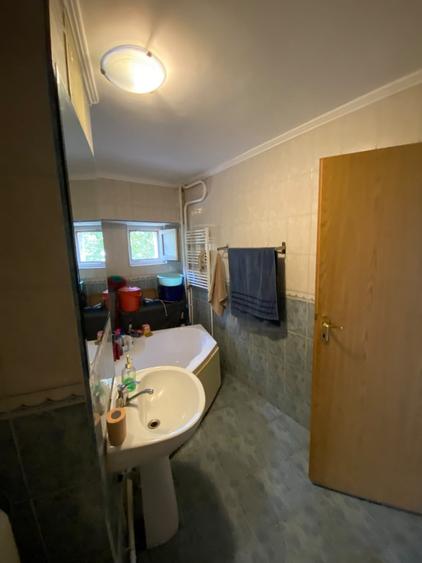 Apartament cu 4 camere semidecomandat, mobilat în Sebastian