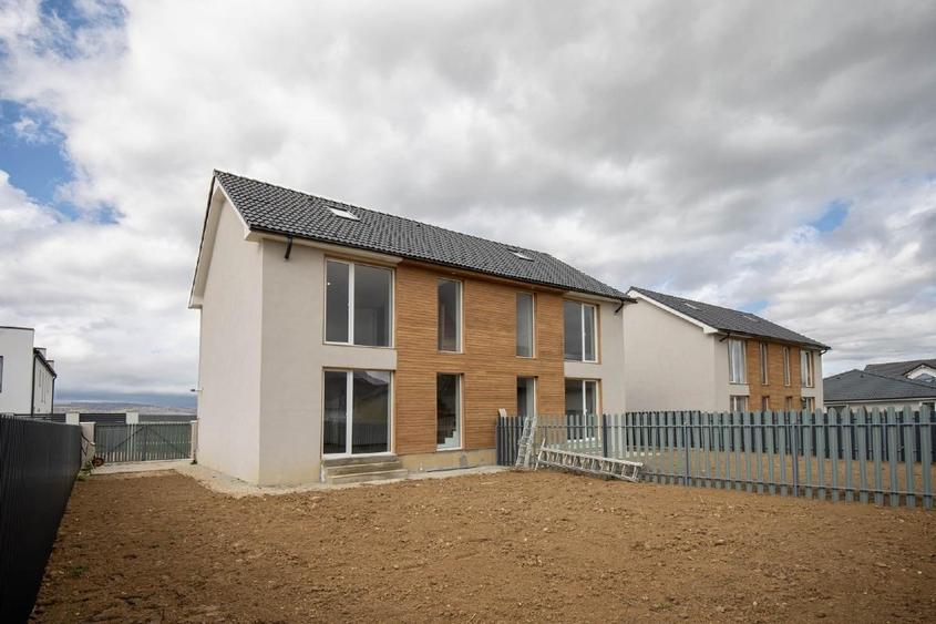 Duplex cu 4 camere cu Canalizare în Sud