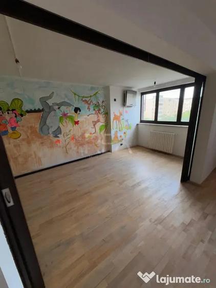 Apartament cu 4 camere semidecomandat în Crângași