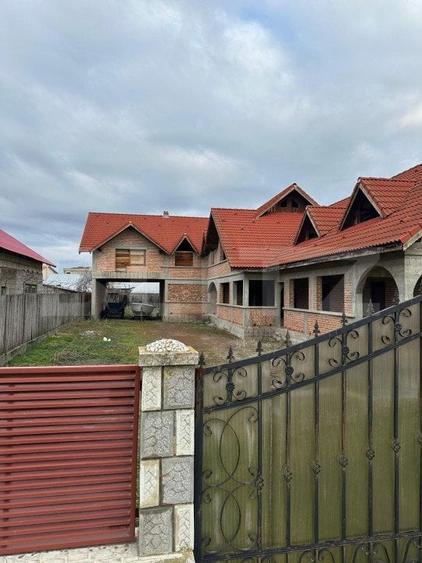 Casă individuală cu 10 camere cu Teren 1400 Mp în Exterior Sud