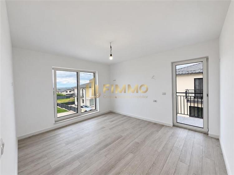 Duplex cu 4 camere cu Canalizare în Ipotești