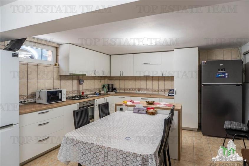 Casă individuală cu 9 camere cu Canalizare în Vatra Luminoasă