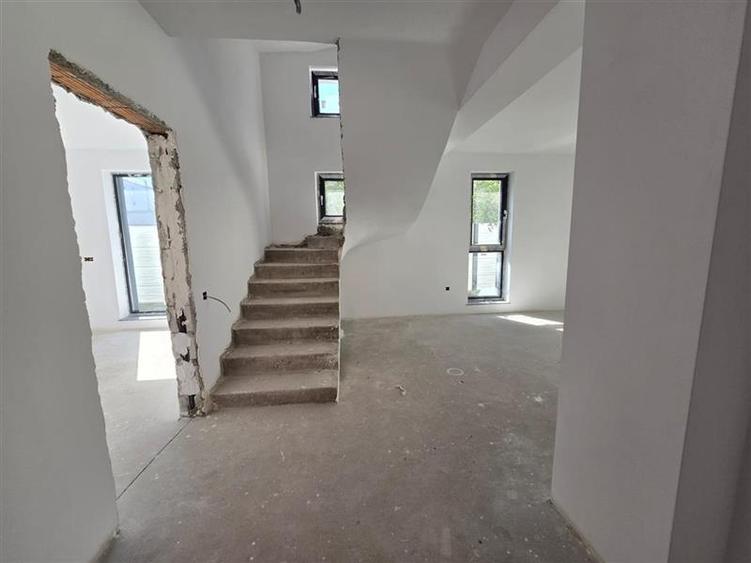 Duplex cu 5 camere cu Canalizare în Bucureștii Noi